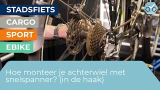 Hoe monteer je achterwiel met snelspanner in de haak 104 [upl. by Ahsienal]