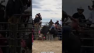 JARIPEO EXTREMO QUÉ TORAZO MANDÓ A DORMIR AL CHOMPA DE LA GUADALUPE😱💥 jaripeo extremo [upl. by Curtice]