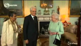 Sergio Mattarella incontra la Regina Elisabetta II un colloquio di 45 minuti [upl. by Nodnas]