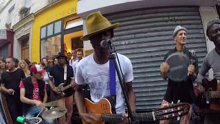 Concert 4 en live de keziah Jones improvisé dans la rue de paris 20 èm le 19 juillet 2018 [upl. by Tonie]