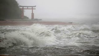 Japon  des milliers de personnes dans des abris à lapproche du typhon Nanmadol [upl. by Anirehs510]