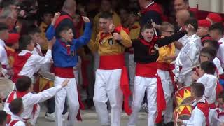 GUBBIO  Festa dei Ceri Piccoli 2024 sfilata e alzata in Piazza Grande wwwcronacaeugubinait [upl. by Jefferson]