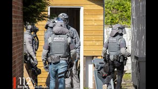 Arrestatieteam valt woning en bijbehorend schuurtje binnen Dorpstraat Krabbendijke [upl. by Eimmelc]