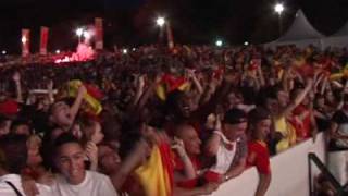 Déferlante rouge et or au Trocadéro à Paris [upl. by Ehman]