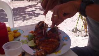 Comiendo pescado en la playa caleta de la Romana RD [upl. by Florry]