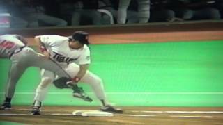 Kent Hrbek Pulling Ron Gants Leg Off First Base Minnesota Twins Metrodome [upl. by Aronow699]