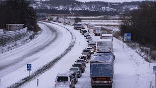 Pioggia e neve bloccano lEuropa settentrionale allerta maltempo anche in Italia [upl. by Uv]