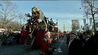 A Parigi Capodanno è un po carnevale [upl. by Sitto]