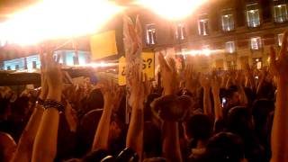 Silencio y no tanto durante las campanadas en la protesta de la Puerta del Sol [upl. by Walcoff]