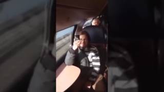 Snapking maakt ruzie in de trein en scheldt iedereen kapot [upl. by Millan]