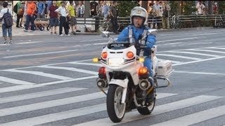 白バイGSF1200Pの華麗なテクニック。A white police motorcycle runs at low speed [upl. by Eeliram257]