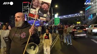 Tel Aviv proteste poco dopo il siluramento del ministro Gallant [upl. by Adnola]