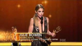 Julie Bowen wins an Emmy for Modern Family at the 2011 Primetime Emmy Awards [upl. by Geer584]