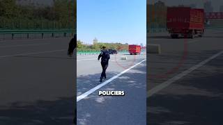 Ce policier sauve la marchandise de ce chauffeur 😱 [upl. by Emmalynne]