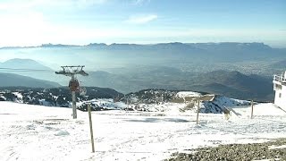 Chamrousse attend plus de neige pour ouvrir entièrement son domaine skiable [upl. by Claudianus]