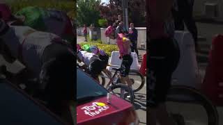 🤯 La chute en plongeon de van den Berg  tourdefrance cycling fall chute [upl. by Arihat]