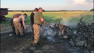 Wykopki samolotu 3 przyczepy ciągnikowe części rozbitego bombowca pod Braniewiem w 1945 roku [upl. by Aneej]