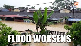 Floods worsen in Johor thousands evacuated [upl. by Solrac266]