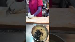 Les fameuses nouilles coupées au marché de Gwangjan voyage seoul decouverte food [upl. by Arreis884]