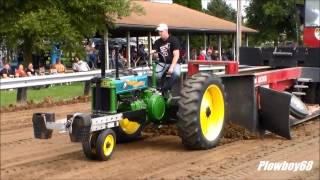 4700lb Antique Tractors Pulling in Prairieburg IA 8302014 [upl. by Akins]