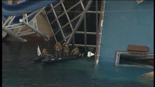 Italie  les secours recherchent toujours des passagers naufragés du Costa Concordia [upl. by Healion]