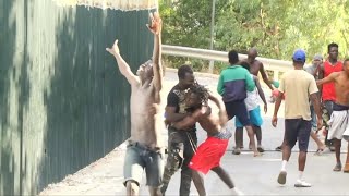 Frontière Espagne  Maroc  plus dune centaine de migrants entrent de force à Ceuta [upl. by Ranip79]