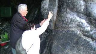 Lourdes 2011  Voir Ensemble le passage dans la Grotte [upl. by Ieppet]