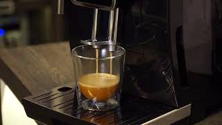 DeLonghi Dinamica ECAM 35015B Bekijk de productvideo van Tom Coronel [upl. by Westley]