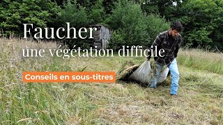 Battre une faux faucher une végétation difficile et déplacer lherbe conseils en sous titres [upl. by Savick]