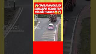 Motorista não percebeu a madeira pra fora da carroceriacaminhão caminhoneiro [upl. by Donny]