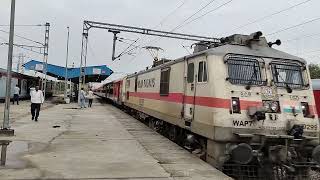 15018 KASHI EXPRESS xing with 15004 in Gorakhpur cant [upl. by Lancelot]