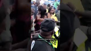 Marième Faye Sall échappe à la foule surexcitéegrâce aux forces de l’ordre [upl. by Roxane445]