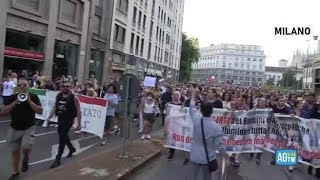 No Green Pass le manifestazioni in tutta Italia le immagini da Roma Milano Napoli e Torino [upl. by Zerep]