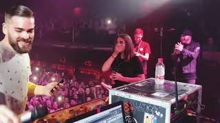 EPICO FAN DE DELLAFUENTE LE PIDE LA MANO A SU NOVIA CON UN TEMA SUYO EN SU CONCIERTO CON MAKA Pna [upl. by Assila]