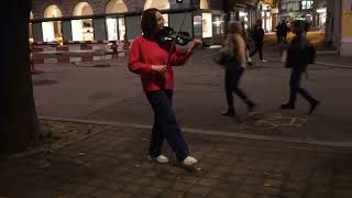 Die Hübsche mit der Geige oder Violine Gestern Abend in Luzern 18102024 1 [upl. by Airbmat]