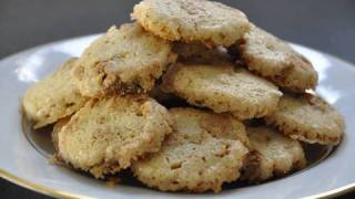 Recette de cuisine Petits biscuits de Noël à la cannelle et au chocolat blanc [upl. by Kiona]