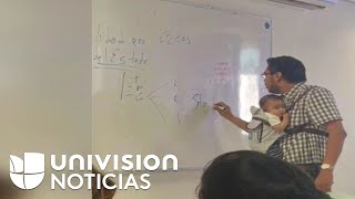 El maestro que se viralizó en las redes por cargar al bebé de su alumna mientras da clases [upl. by Adihaj755]