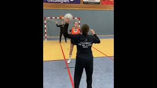 Apprendre a tirer du poste pivot pour un jeune joueur en handball par le coach Philip I handball [upl. by Ayekal]