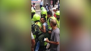 Policías capturan a fleteros en lavaderos del barrio San Isidro [upl. by Schaefer]