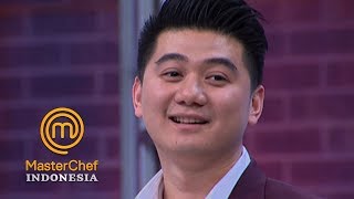 MASTERCHEF INDONESIA  Chef Arnold Bahas Ayam Kesayangan Bayu  Gallery 10  14 April 2019 [upl. by Atinna419]