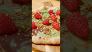 Dessertpizza mit Pistazien Himbeeren und Schokosoße im FIAMO Mini pizza pizzalover pistachio [upl. by Ytsur]