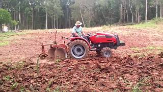 Trator Agrale 41004 arando com discos de 26 polegadas [upl. by Oswal]