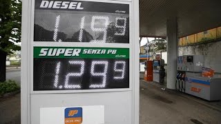 Benzina scendono i prezzi ai distributori [upl. by Daveta]