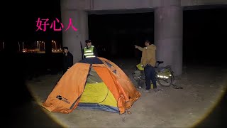 骑行新疆，天黑桥下搭帐篷过夜，遇检查站人员好心提醒注意安全 [upl. by Orual]