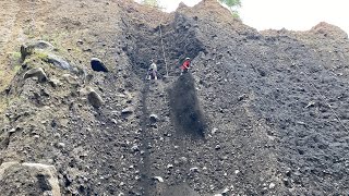 two brave miners‼️black sand cliffs easily collapse [upl. by Adnaloj]