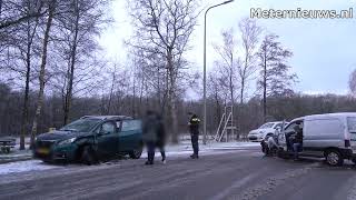 Aanrijding door glad wegdek en sneeuwval in Balkbrug [upl. by Askwith881]