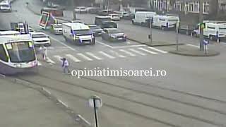 Momentul impactului a fost filmat Fata izbita de tramvai la Timisoara Video [upl. by Ecire667]