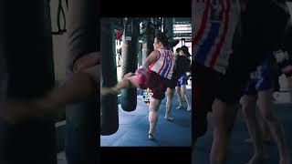 Trainer Gae  How to Hit Heavy Bag👊shortstechniquetrainergaemuaythai [upl. by Lilithe]