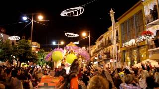 Carroza del Rey Gaspar con pelotas de VALLEFOR Cabalgata Reyes Magos Utrera C JMRivas [upl. by Anibas]