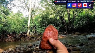 Buscando rocas en Costa Rica para hacer artesanías [upl. by Doherty]